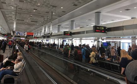 Alarma mujer sin ropa deambulando por el aeropuerto de Denver