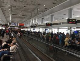 Alarma mujer sin ropa deambulando por el aeropuerto de Denver
