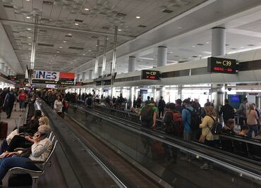 Alarma mujer sin ropa deambulando por el aeropuerto de Denver