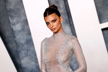 Emily Ratajkowski rompe el internet con video selfie en lencería traslúcida por San Valentín 