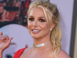 Britney Spears preocupa a sus fans por peligroso baile con cuchillos y la comparan con Shakira