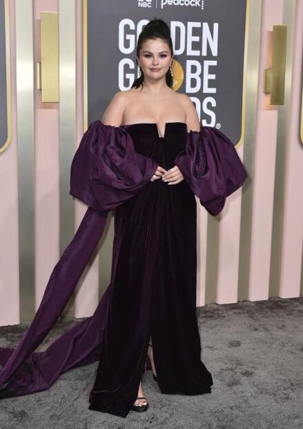 Selena Gomez derrocha belleza y glamour con vestido bustier en los Golden Globes