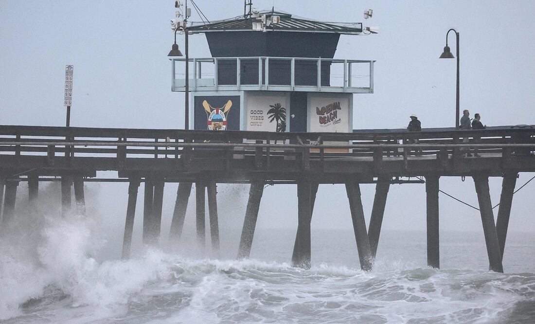 Hilary se degrada a tormenta tropical con fuertes lluvias en el norte de México. Foto: AFP