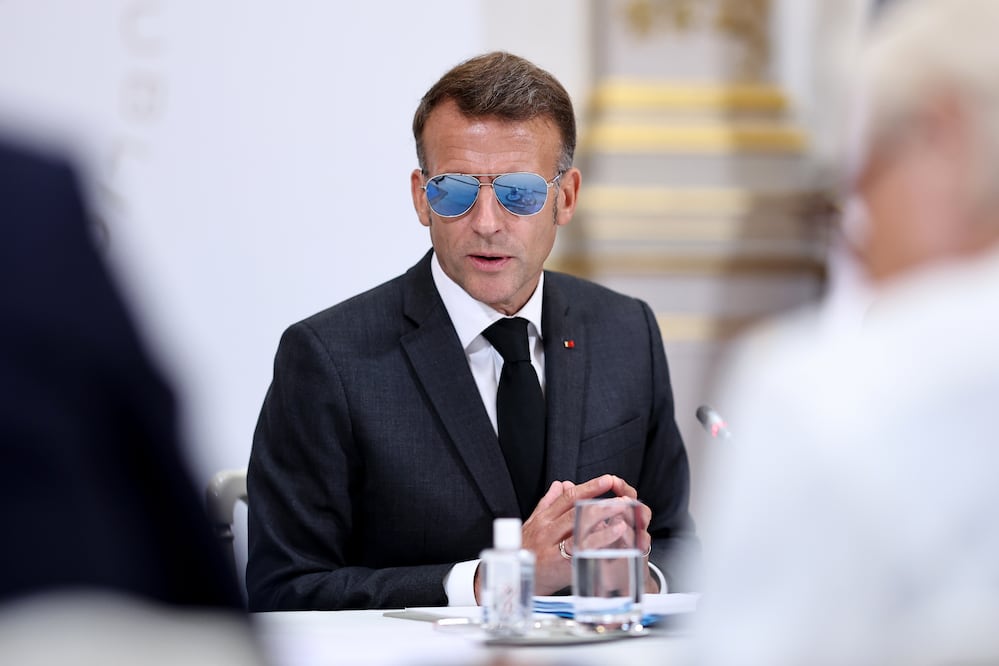 Macron sale en defensa de Kylian Mbappé tras los ataques racistas de una senadora paraguaya. Foto: (Simon Wohlfahrt/Pool Photo via AP)