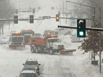 Gélida ola de frío provoca cancelaciones de vuelos y eventos deportivos en Estados Unidos