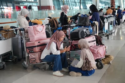 Anak Krakatoa entra en erupción y obliga a cerrar aeropuertos de Indonesia; miles quedan varados
