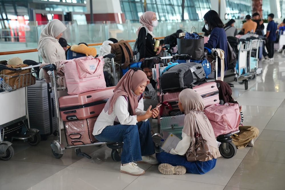 Anak Krakatoa entra en erupción y obliga a cerrar aeropuertos de Indonesia; miles quedan varados. Foto: AP Photo/Tatan Syuflana