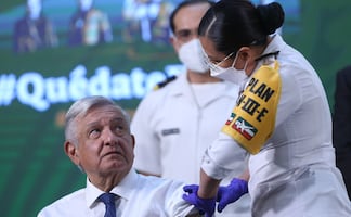 AMLO recibe vacuna de AstraZeneca