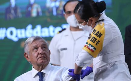 AMLO recibe vacuna de AstraZeneca