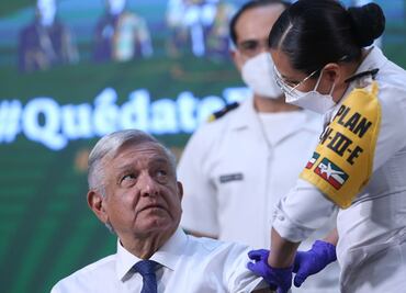 AMLO recibe vacuna de AstraZeneca