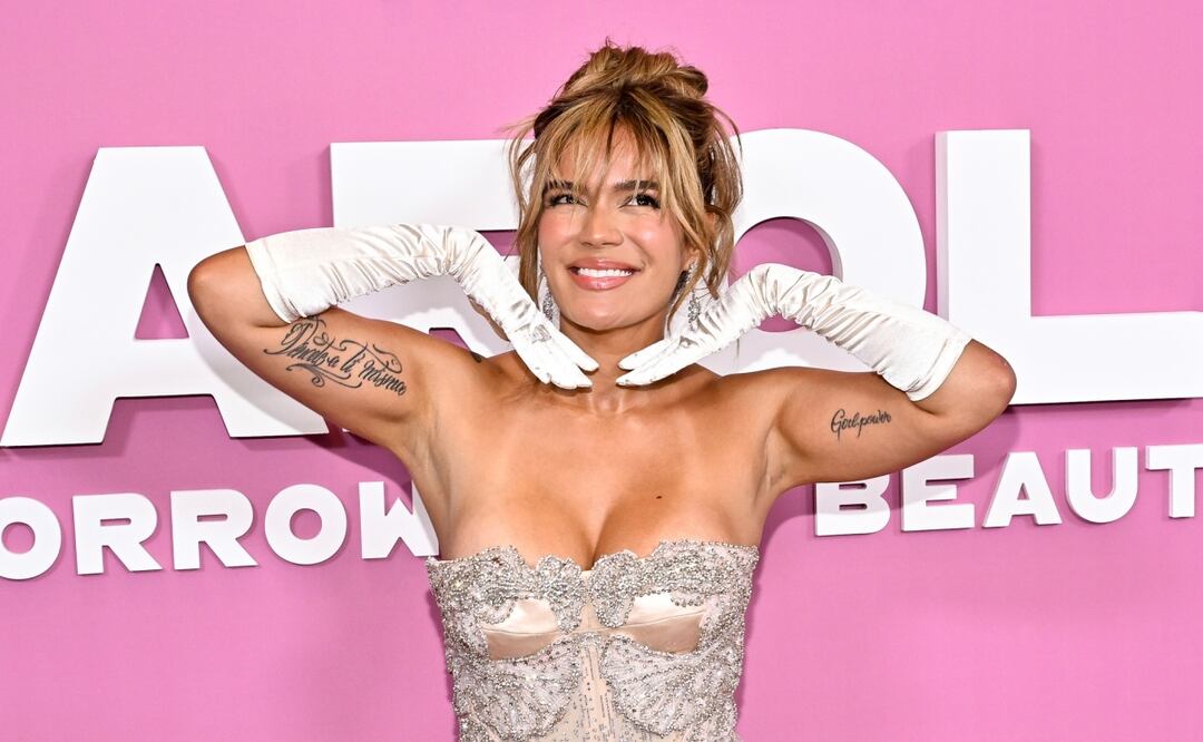 Karol G se luce etérea en lujoso vestido corsé de Schiaparelli en París . Foto: AP