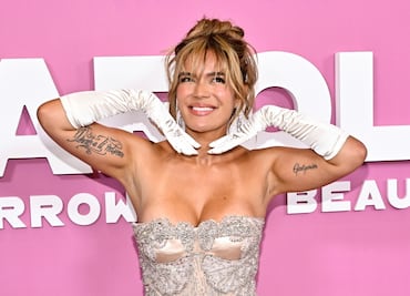 Karol G se luce etérea en lujoso vestido corsé de Schiaparelli en París