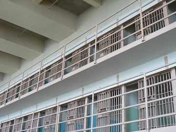 Dan 10 años de cárcel a hombre que arrojó ácido a hispano