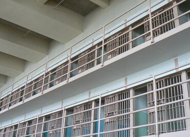 Dan 10 años de cárcel a hombre que arrojó ácido a hispano