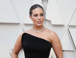 Ashley Graham se convierte en toda una diosa con vestido morado metálico con corte de raja