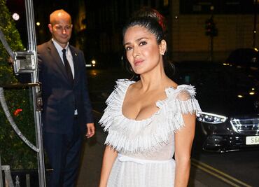Salma Hayek conquista Londres con un vestido traslúcido de lujo