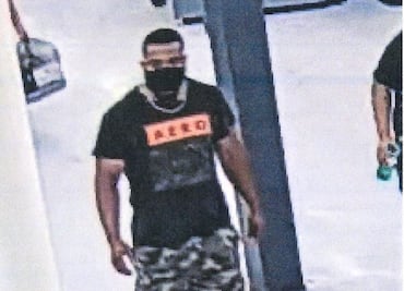 Policía busca a hombre por dar “abrazos Covid” en supermercado