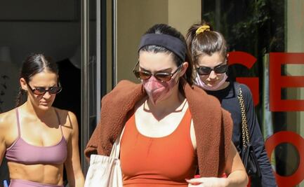 Kendall Jenner luce figura atlética con leggings anaranjados en LA