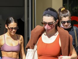 Kendall Jenner luce figura atlética con leggings anaranjados en LA