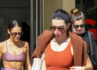 Kendall Jenner luce figura atlética con leggings anaranjados en LA