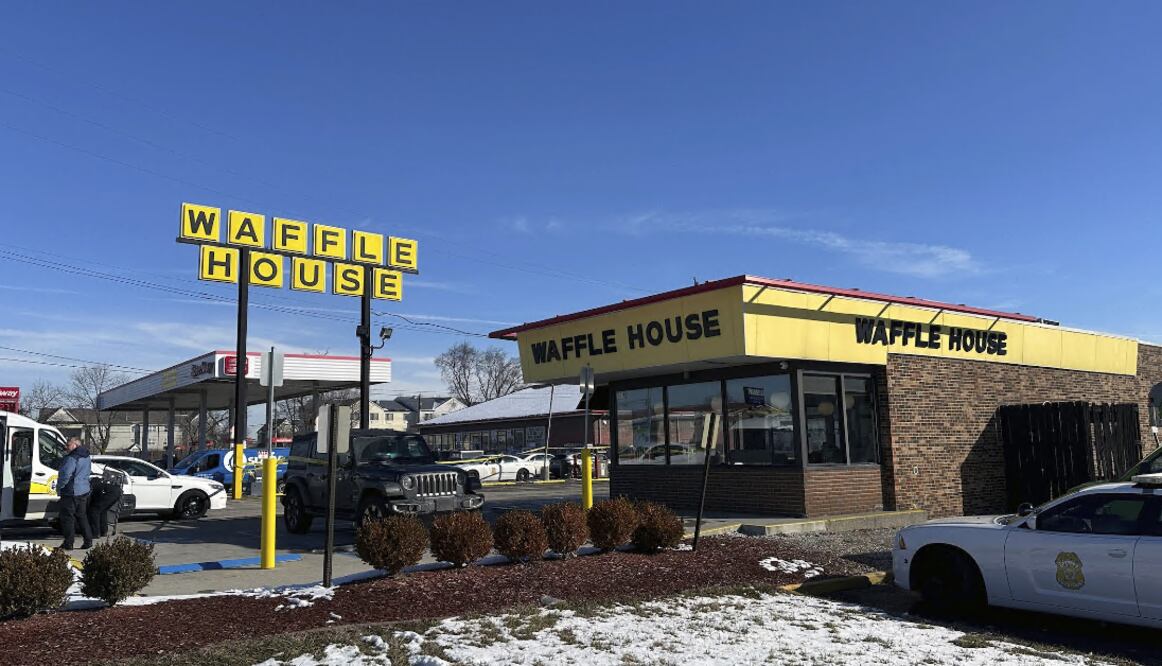 Tiroteo en Waffle House deja una mujer muerta y cinco heridos. Foto AP