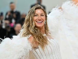 Gisele Bündchen modela minishort y monokini en campaña publicitaria de Jimmy Choo