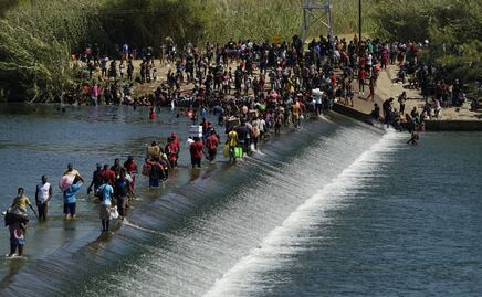 Acampan miles de migrantes bajo puente en la frontera sur de EU (video)