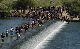 Acampan miles de migrantes bajo puente en la frontera sur de EU (video)