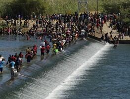 Acampan miles de migrantes bajo puente en la frontera sur de EU (video)