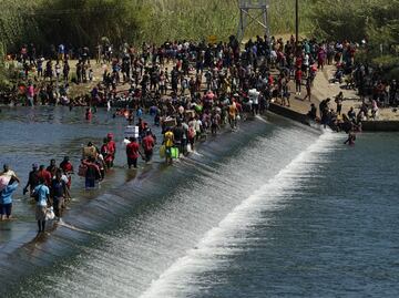 Acampan miles de migrantes bajo puente en la frontera sur de EU (video)