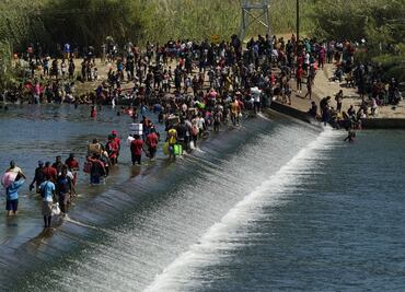 Acampan miles de migrantes bajo puente en la frontera sur de EU (video)