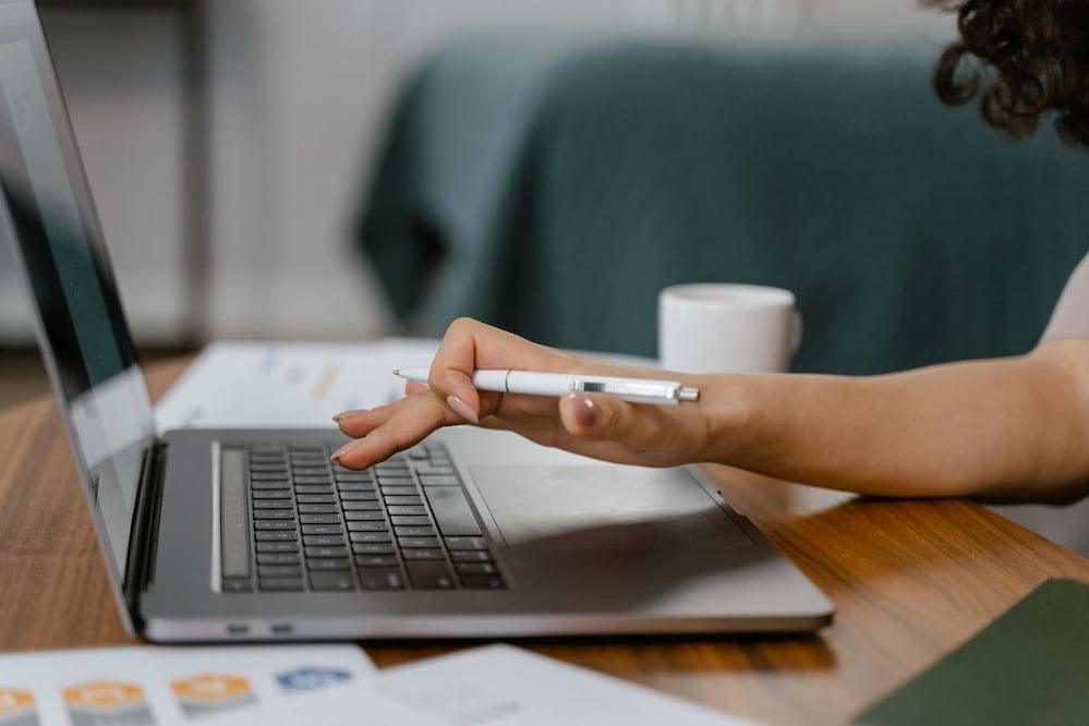 Un buen curso de educación financiera debería cubrir cómo registrar los ingresos y los gastos del mes. Foto: Pexels