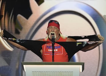 Hulk Hogan se rasga la camisa y llama "héroe" a Trump en la Convención Nacional Republicana