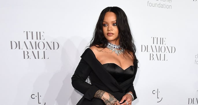 Rihanna sacude Instagram con lencería de encaje rosa y desata miles de reacciones