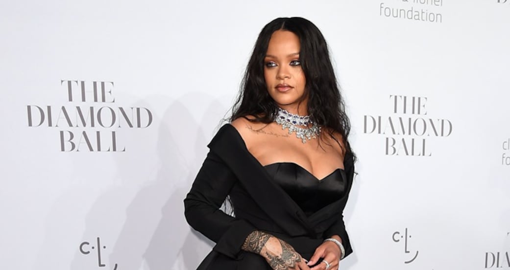 Rihanna sacude Instagram con lencería de encaje rosa y desata miles de reacciones