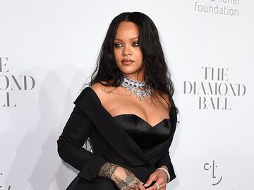 Rihanna deslumbra con minivestido dorado en Instagram