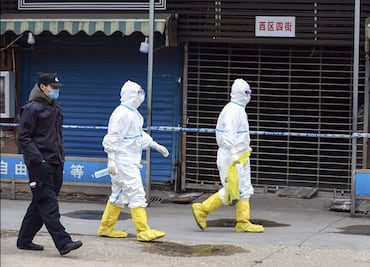 China arremete contra “oscura historia” de EU sobre origen del Covid