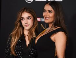 Salma Hayek delinea su figura con ajustado vestido negro en set de grabación