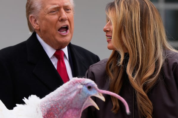 Thanksgiving: Trump indulta a dos pavos y se burla de los perdones firmados por Biden: “Usó un bolígrafo automático”