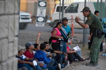 Trasladan a San Diego en avión a migrantes detenidos en Texas