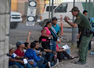 Trasladan a San Diego en avión a migrantes detenidos en Texas