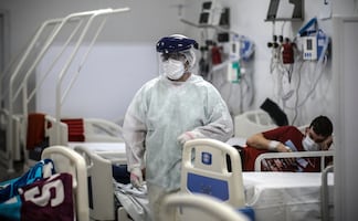 El Covid interminable de un británico: 40 test positivos y 7 hospitalizaciones