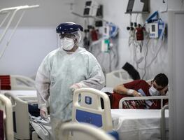 El Covid interminable de un británico: 40 test positivos y 7 hospitalizaciones