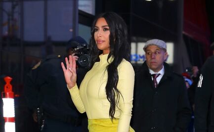 Kim Kardashian remarca su silueta 'curvy' con falda amarilla
