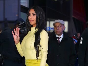 Kim Kardashian remarca su silueta 'curvy' con falda amarilla