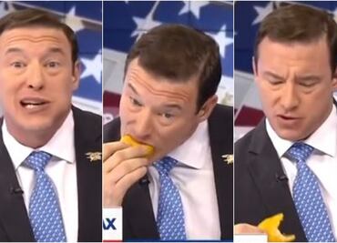 Presentador de noticias come tacos en programa y se burla de migrantes deportados
