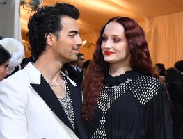 Joe Jonas cachó a Sophie Turner “haciendo algo” desde cámara secreta de su anillo; por eso se divorcia