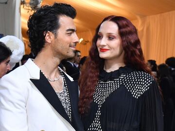 Joe Jonas cachó a Sophie Turner “haciendo algo” desde cámara secreta de su anillo; por eso se divorcia