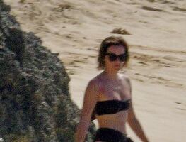 Emma Watson presume figura de impacto en Barbados con bikini