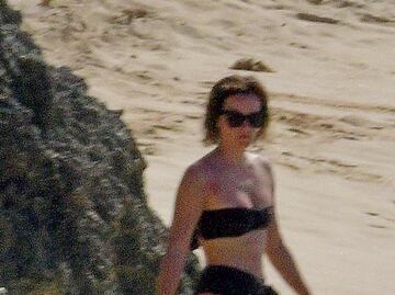Emma Watson presume figura de impacto en Barbados con bikini